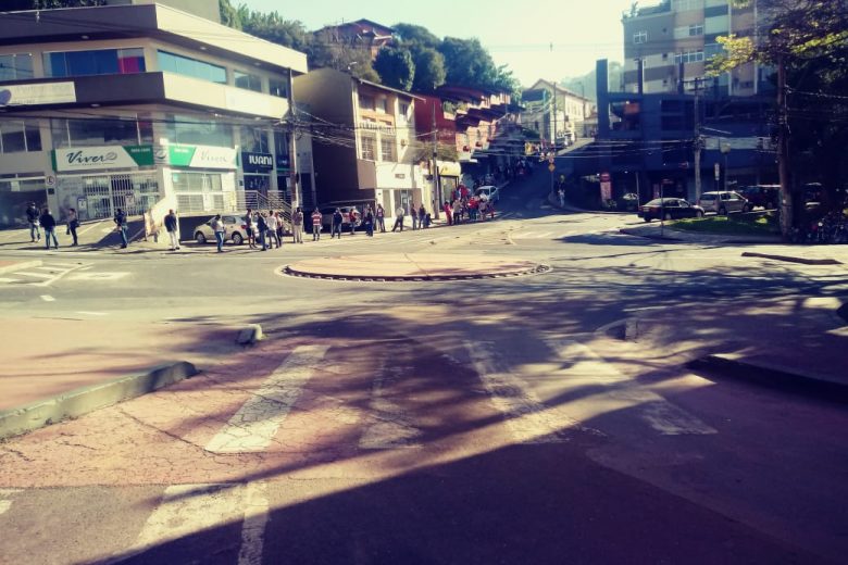 Caixa em Itabira registra fila e aglomeração neste sábado (2)