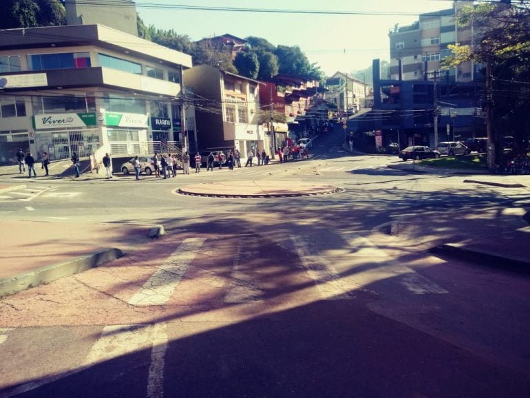 Caixa em Itabira registra fila e aglomeração neste sábado (2)
