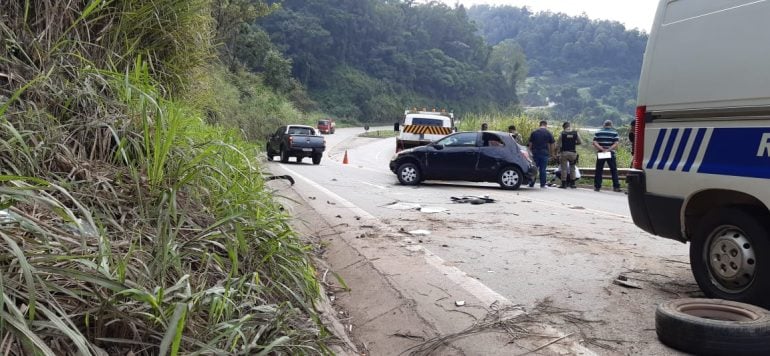 Mulher morre após perder controle do carro e capotar na estrada do “Forninho”