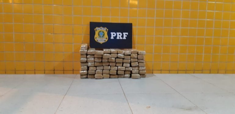 Família transportava 30kg de maconha escondidos no banco do carro em Monlevade