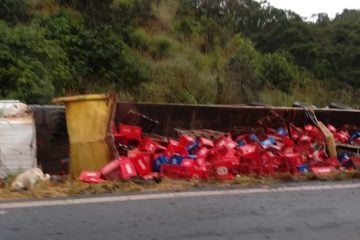 Carreta carregada com cerveja tomba e duas pessoas ficam feridas na MGC-120