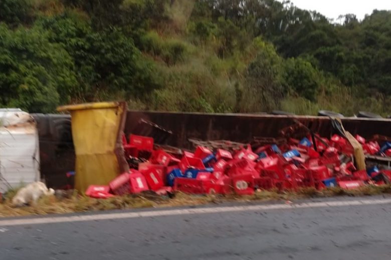 Carreta carregada com cerveja tomba e duas pessoas ficam feridas na MGC-120