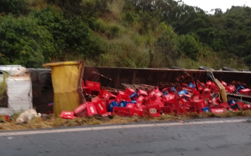 Carreta carregada com cerveja tomba e duas pessoas ficam feridas na MGC-120