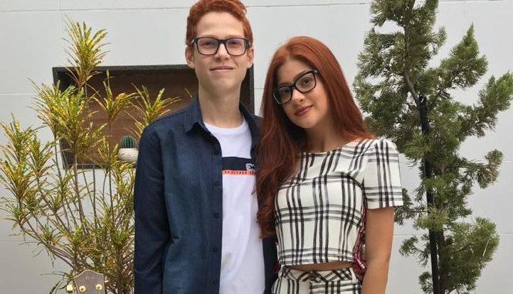 Adolescentes buscam inscrições em canal para live solidária em Itabira