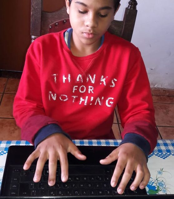 Nova realidade: primeiro dia de aulas à distância impacta a rotina de alunos e professores