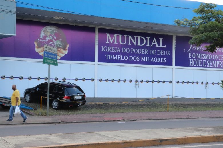 Calçadas não podem servir de estacionamento privado, diz Prefeitura de Itabira