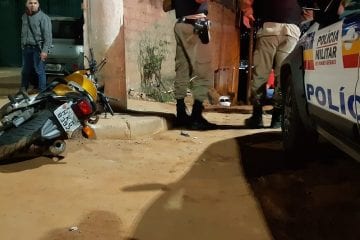Homem em moto furtada bate em poste, deixa arma cair e foge