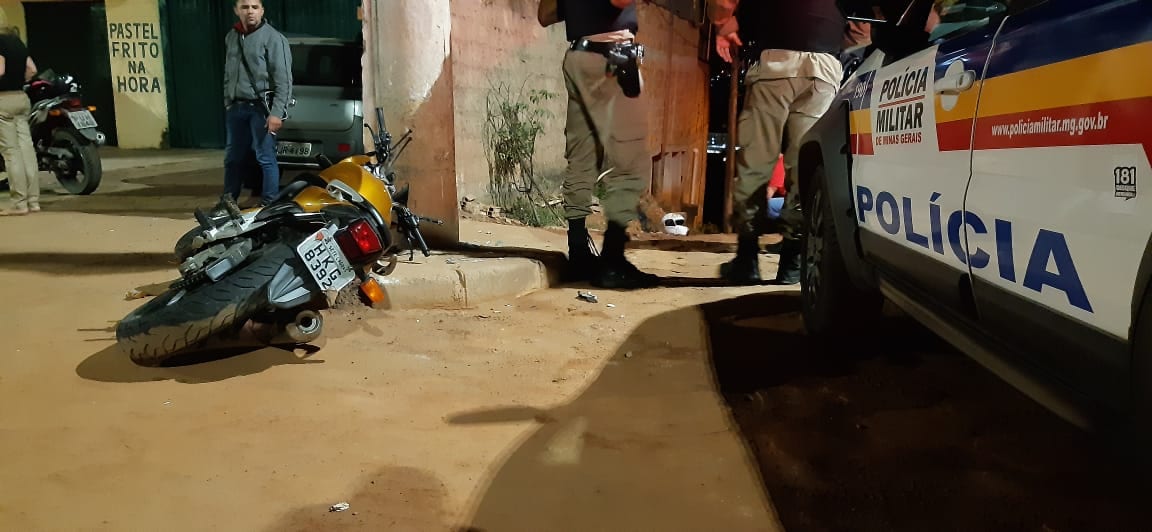Homem em moto furtada bate em poste, deixa arma cair e foge
