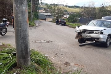 Carro bate contra poste e criança é socorrida pelo Samu