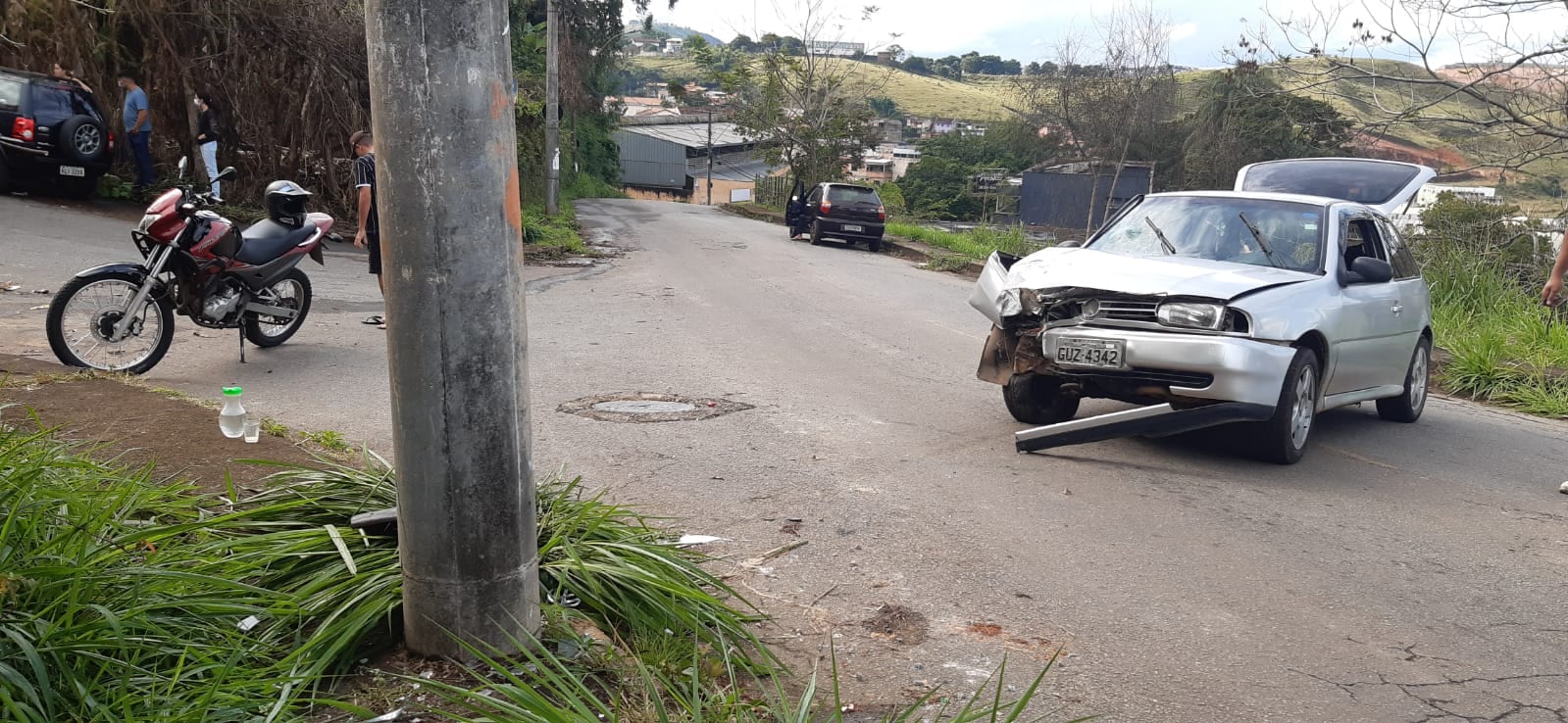 Carro bate contra poste e criança é socorrida pelo Samu