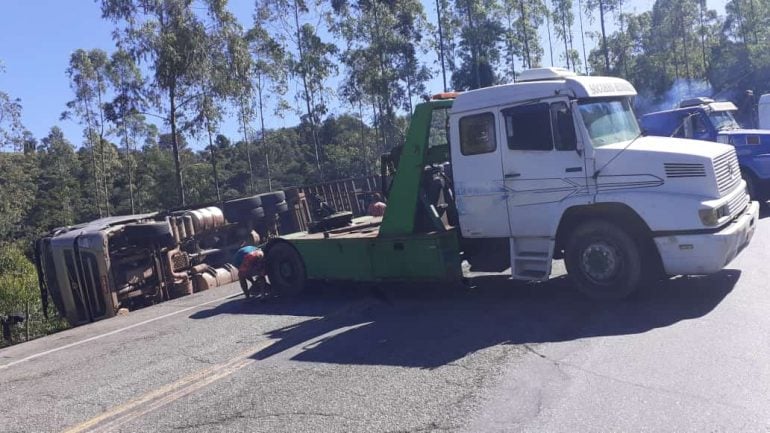 Carreta tomba no Corte de Pedras e complica o trânsito na BR-381