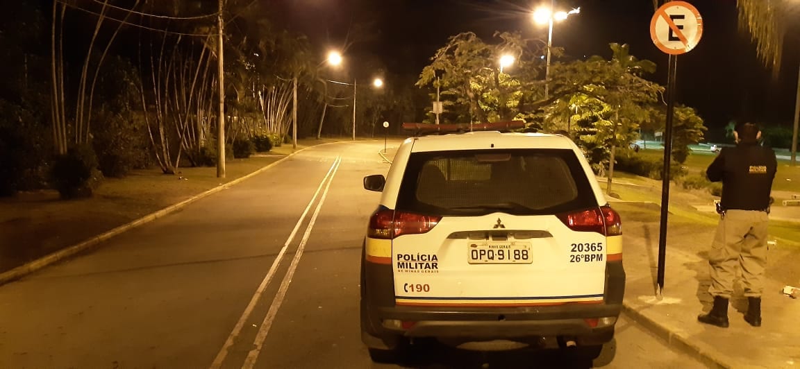 PM dispersa “festinha” com cerca de 100 pessoas na praça do Areão