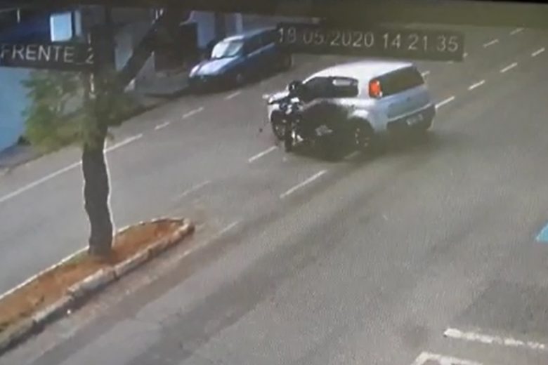 Vídeo mostra momento de acidente envolvendo carro e moto em Itabira