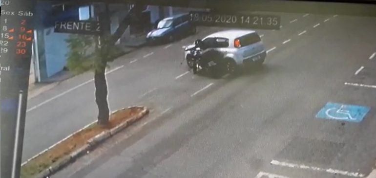 Vídeo mostra momento de acidente envolvendo carro e moto em Itabira
