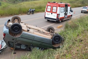 Mãe e filho saem ilesos após Fiat Uno capotar na rua Humberto Campos