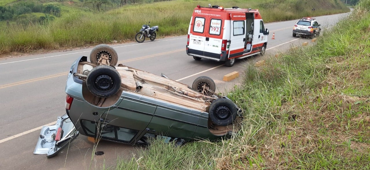 Mãe e filho saem ilesos após Fiat Uno capotar na rua Humberto Campos
