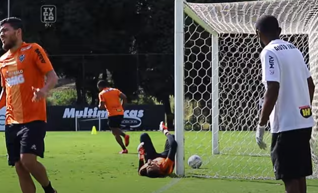 Atacante do Atlético marca golaço em treino e recebe elogio: ‘Boníssima’