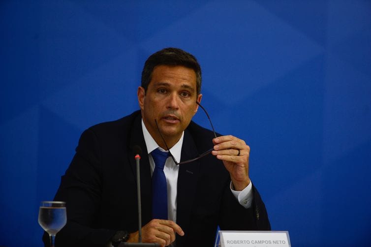 Queda da economia este ano pode superar 5%, diz Campos Neto