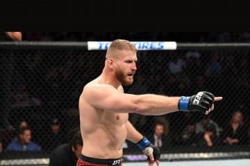 Jan Blachowicz diz que Jon Jones está fugindo de combate pelo título e provoca: “Se escondeu na cadeia”