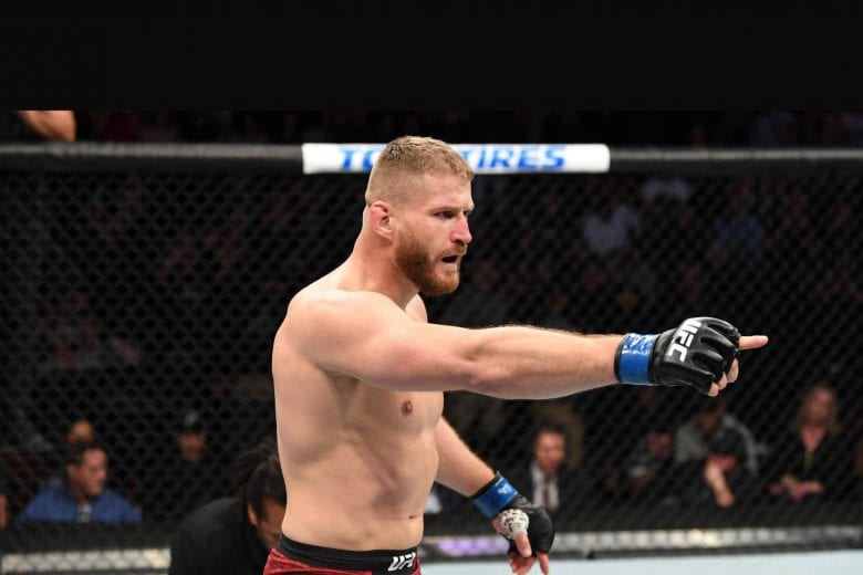 Jan Blachowicz diz que Jon Jones está fugindo de combate pelo título e provoca: “Se escondeu na cadeia”
