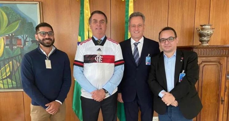 Médico do Flamengo explica encontro com Bolsonaro e se defende: “Não estou fazendo política, estou brigando pelo esporte”