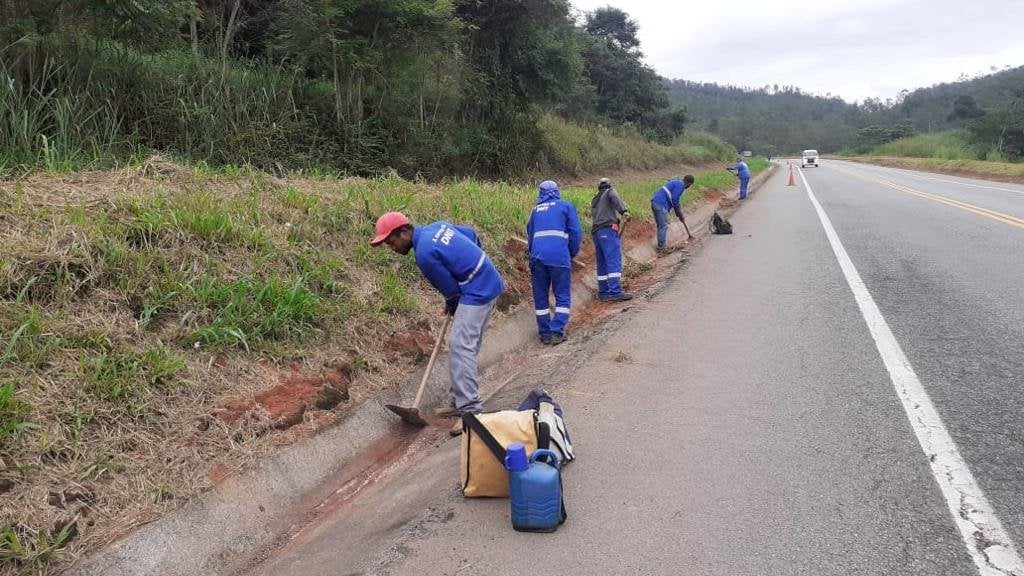 Dnit realiza serviços de manutenção em rodovias mineiras