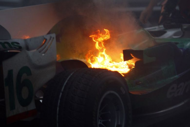Jornalista relembra reação inusitada de John Button ao ver carro do filho queimando em 2008: “Deixa queimar essa m…”
