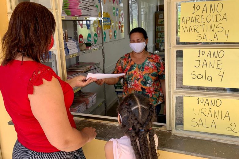 Cadernos de atividades são entregues a pais em escolas municipais de Itabira