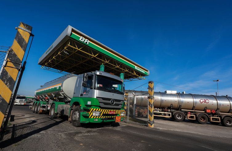 Petrobras reduz em 4% preço da gasolina nas refinarias nesta sexta