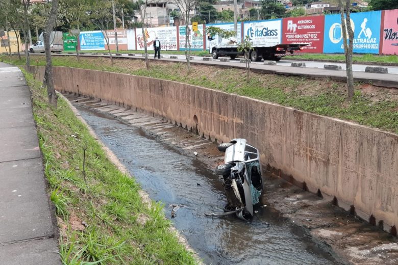 Homem perde controle e despenca com carro em canal