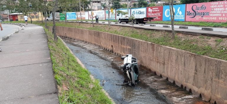 Homem perde controle e despenca com carro em canal