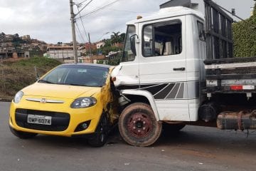 Carro e caminhão batem em cruzamento e dois são levados ao Pronto-Socorro
