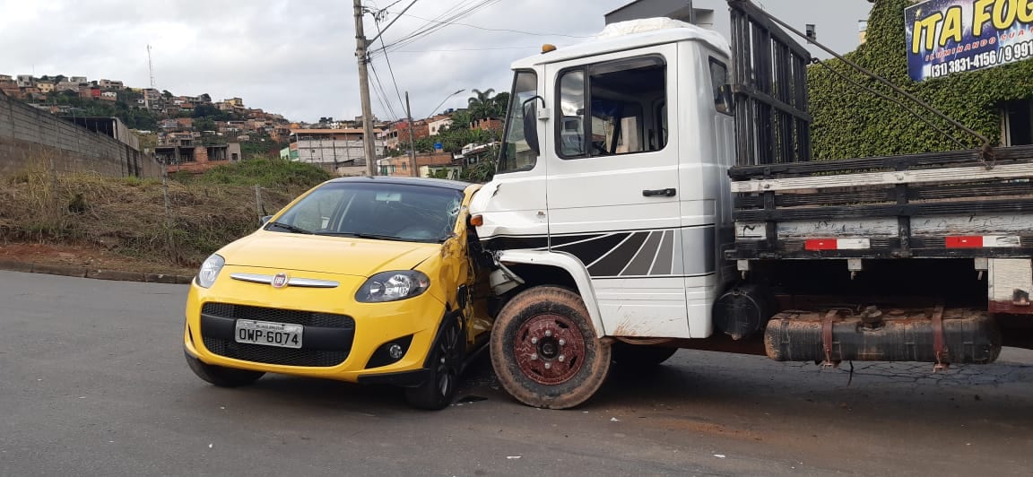 Carro e caminhão batem em cruzamento e dois são levados ao Pronto-Socorro