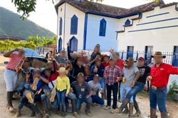 Encontro de cavaleiros provoca aglomeração e desrespeita regras em Ferros 
