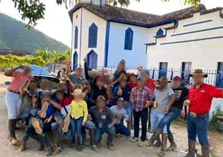 Encontro de cavaleiros provoca aglomeração e desrespeita regras em Ferros 