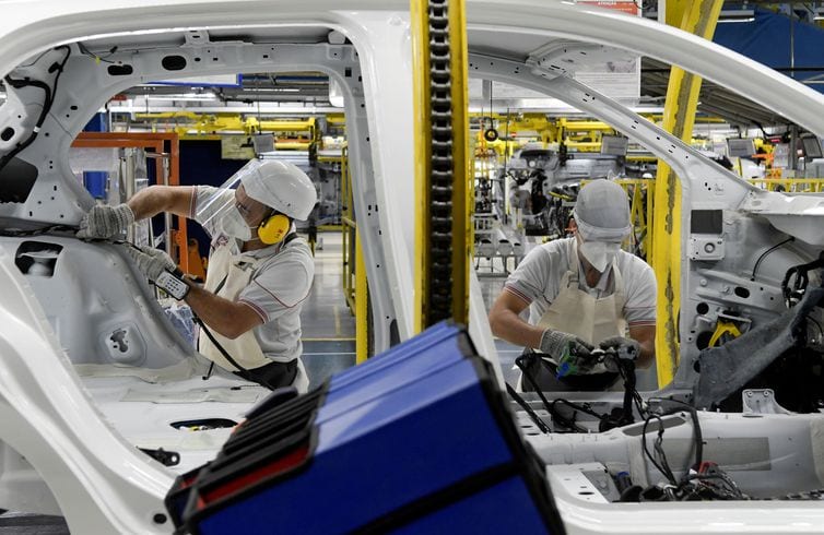 PIB recua 6,1% no trimestre encerrado em abril, diz FGV