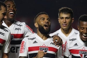 Dani Alves rebate e ironiza comentarista: “Neto está falando sobre respeito…”