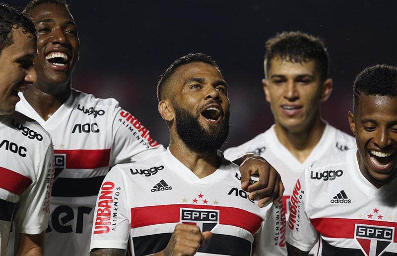 Dani Alves rebate e ironiza comentarista: “Neto está falando sobre respeito…”