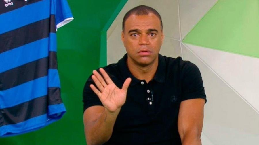 Denílson detona jogador que entra na Justiça contra o clube por atuar no domingo e a noite: “Eu queria jogar toda hora”