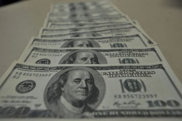 Dólar tem pequena queda e fecha a R$ 5,42