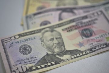 Dólar sobe pela primeira vez em quatro dias, mas cai na semana