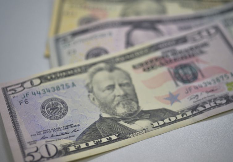 Dólar sobe pela primeira vez em quatro dias, mas cai na semana