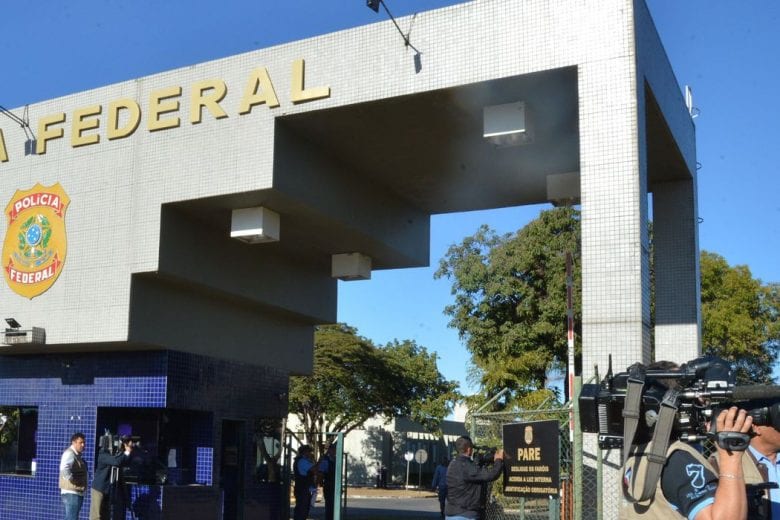 Em ação contra fake news, PF cumpre mandados em cinco estados e no DF