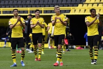 Na volta do futebol, Borussia Dortmund goleia em clássico e parabeniza funcionários com palmas