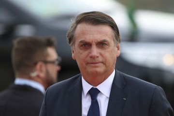 Bolsonaro veta prioridade a mulheres chefes de família e auxílio em dobro para pais solteiros