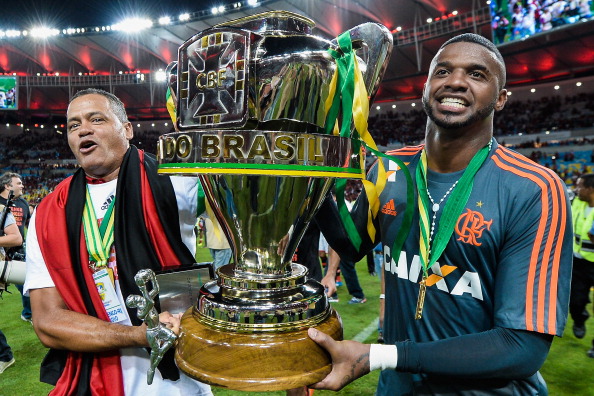 Ex-Flamengo vê “falta de humanidade” na diretoria do clube em pressão para volta do futebol: “Imagina se um jogador morre”