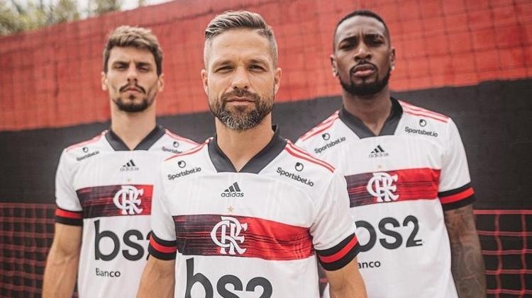 Zico ‘corneta’ Adidas em lançamento da nova camisa do Flamengo: “Depois de algum tempo, acertaram a mão”