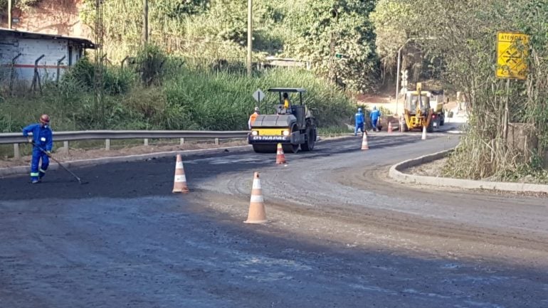 Trecho da estrada do Forninho em Monlevade recebe asfalto