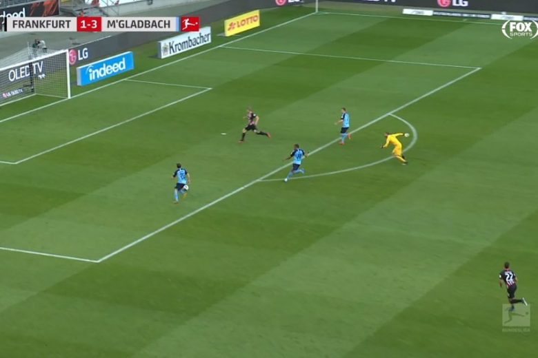 Jogador do Borussia M’Gladbach perde gol inacreditável no retorno da Bundesliga; assista