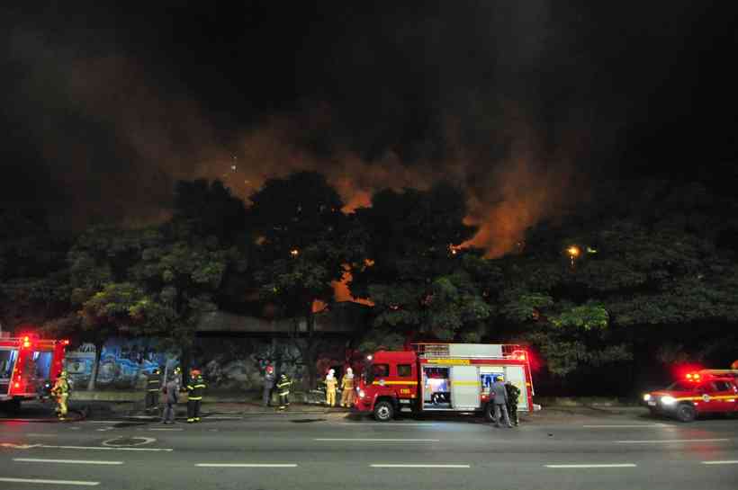 Incêndio de grandes proporções destroi depósito de recicláveis em BH